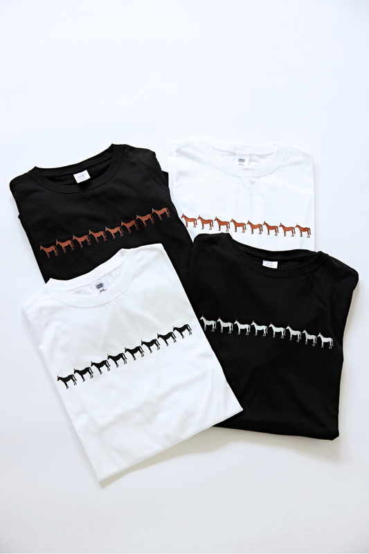 ［BIG TEE ］パーティーハットの新馬たちの行進