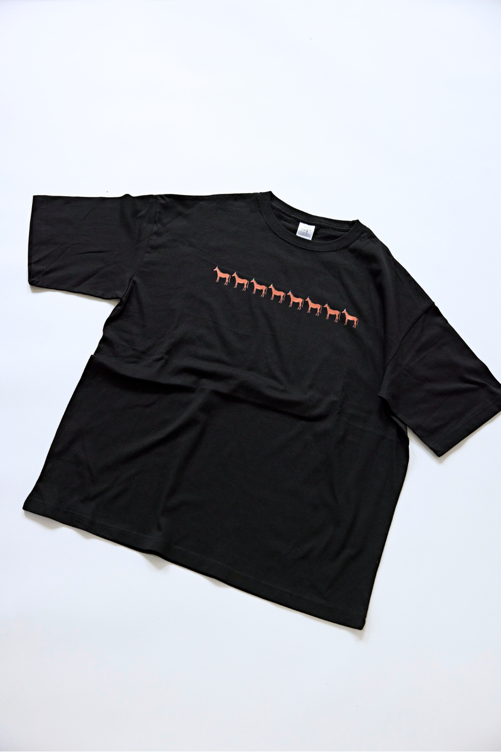 ［BIG TEE ］パーティーハットの新馬たちの行進