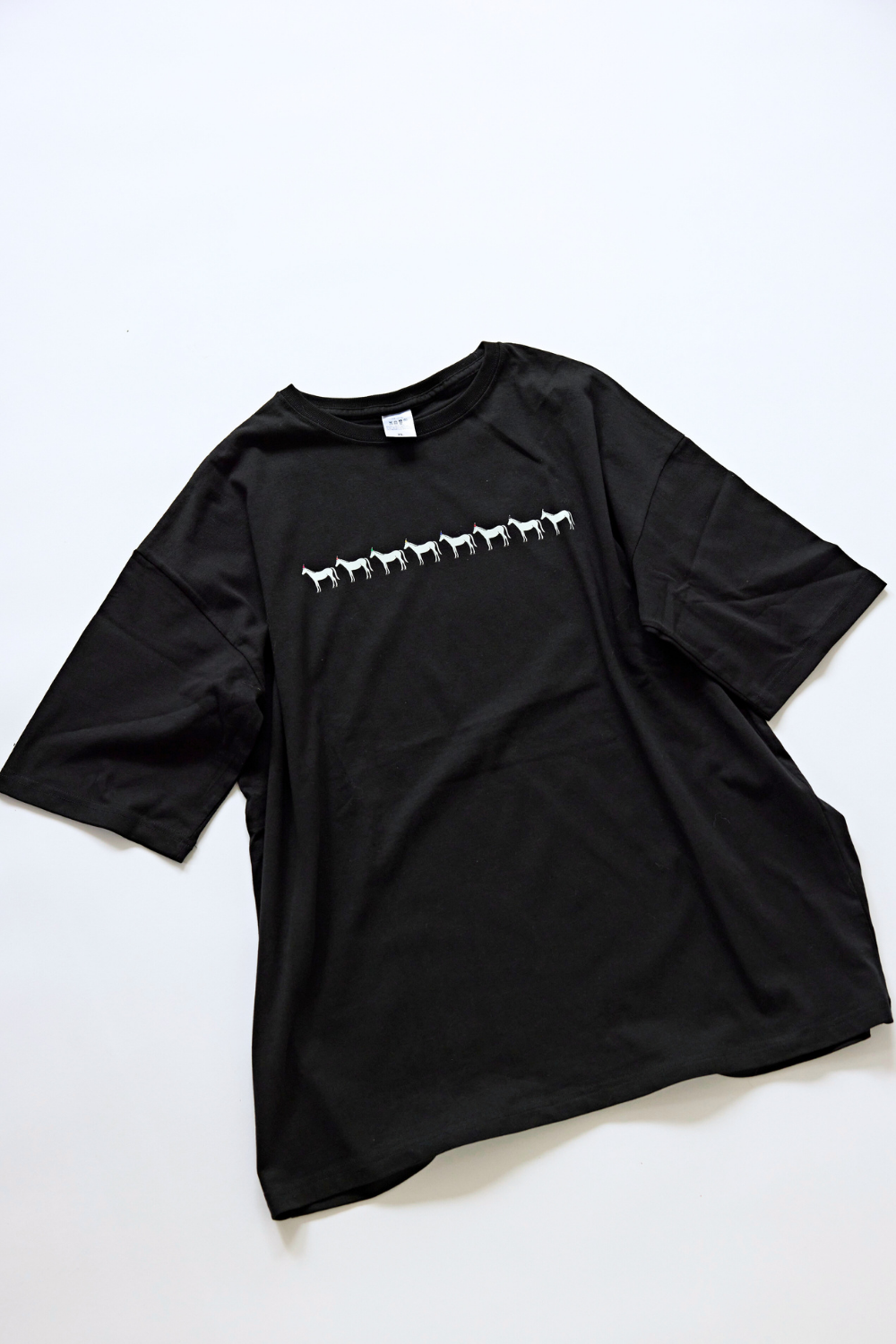 ［BIG TEE ］パーティーハットの新馬たちの行進