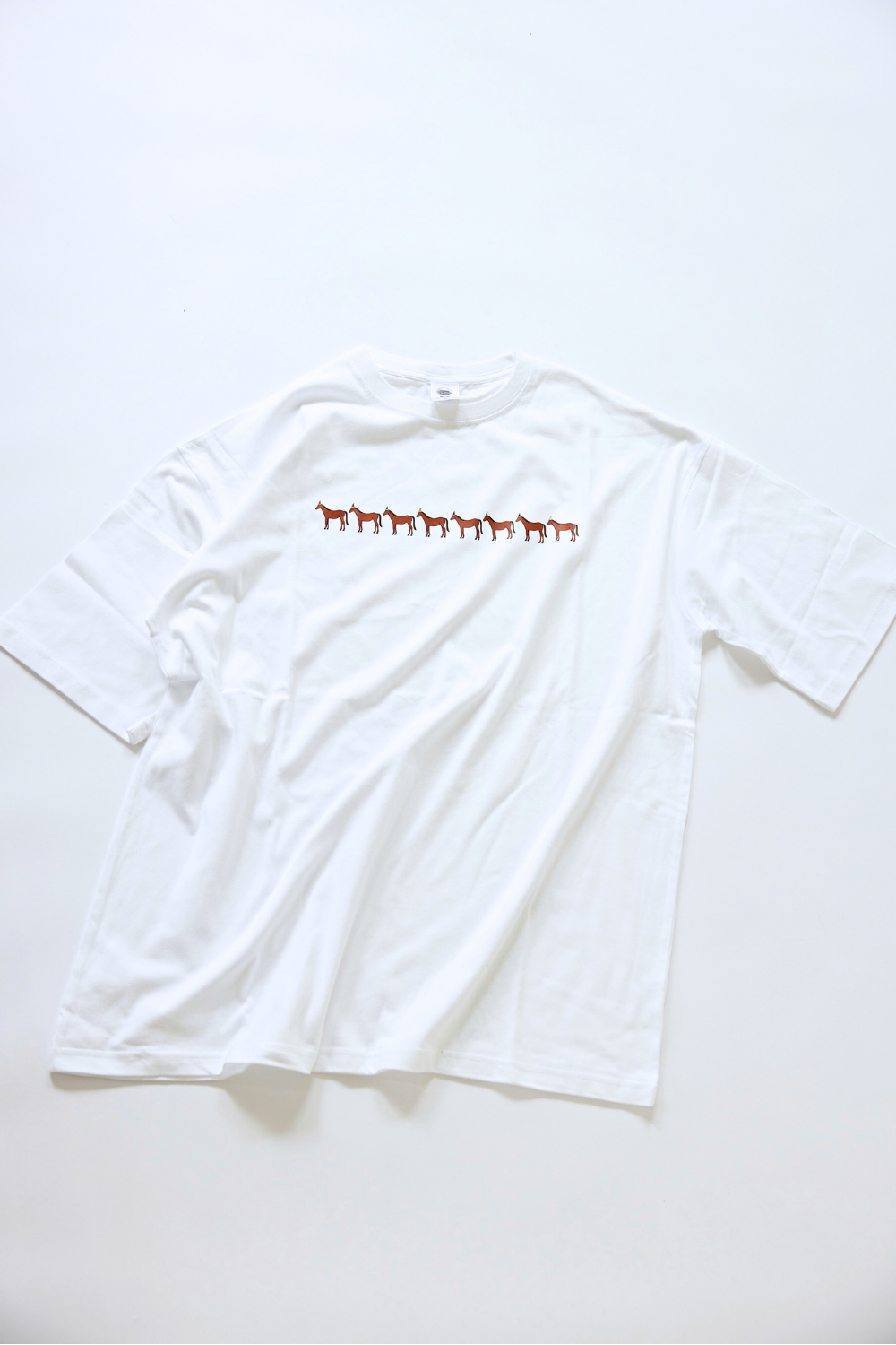 ［BIG TEE ］パーティーハットの新馬たちの行進
