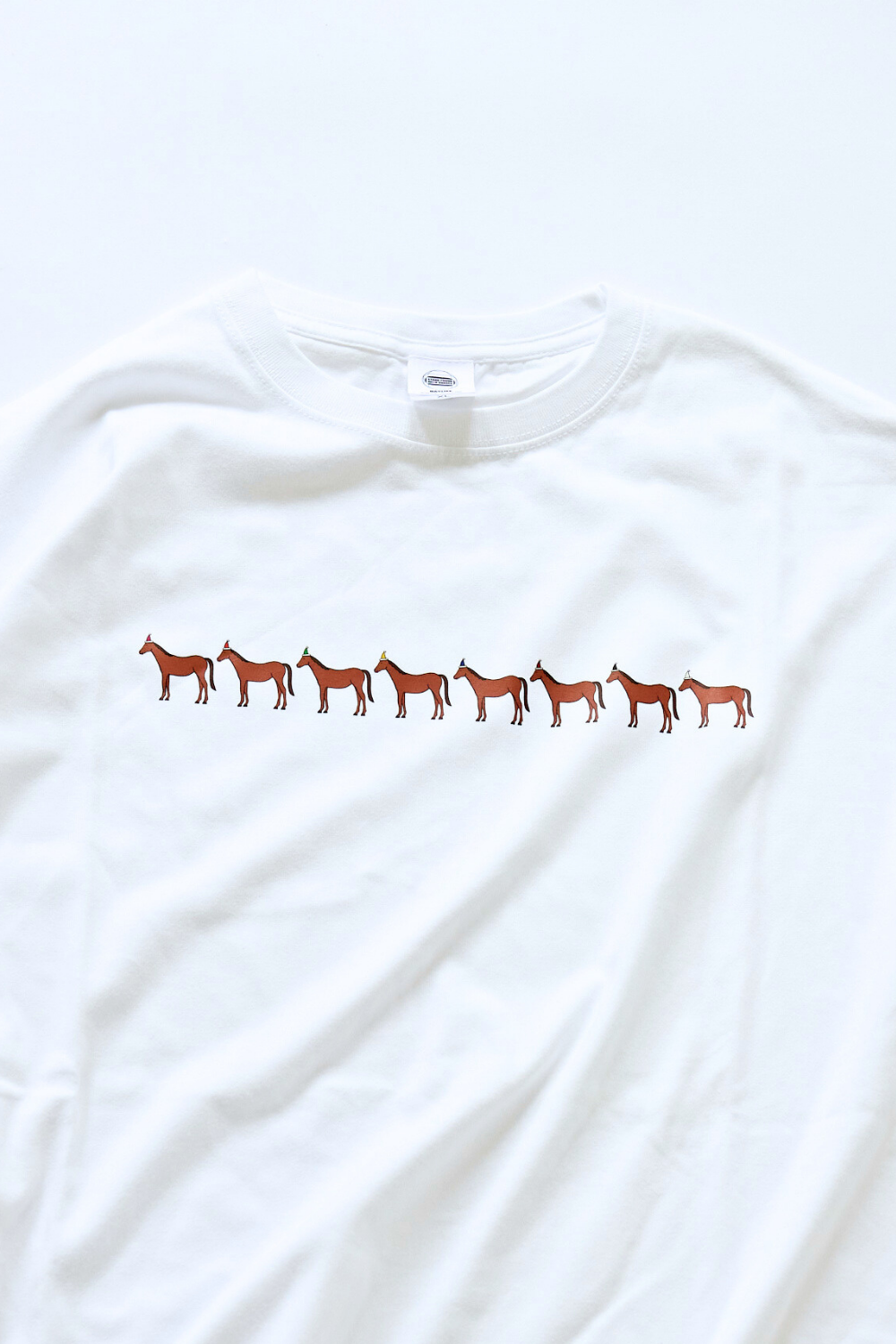 ［BIG TEE ］パーティーハットの新馬たちの行進