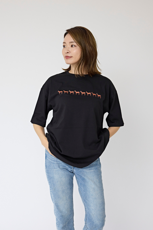 ［BIG TEE ］パーティーハットの新馬たちの行進