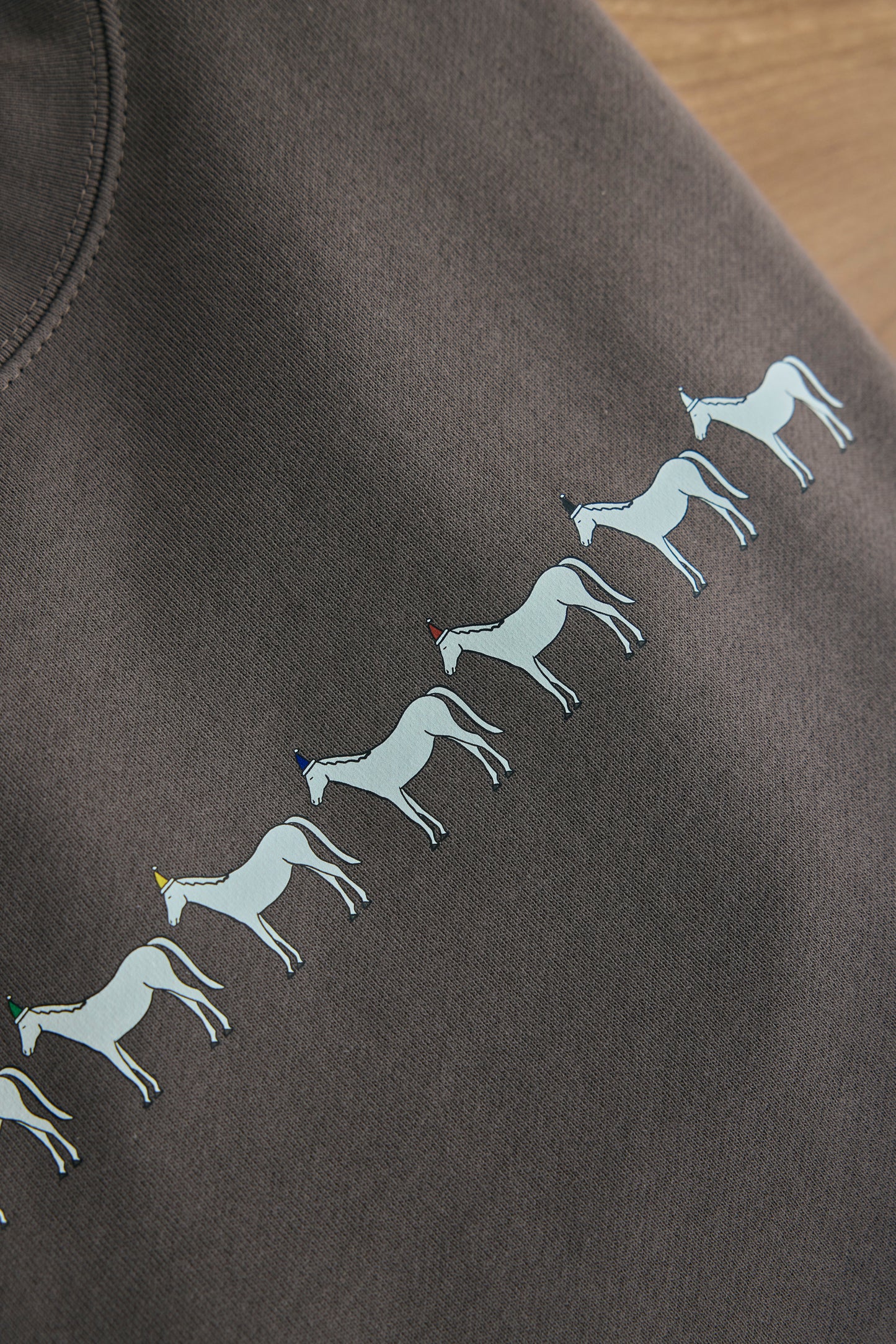 sweat tops｜新馬たちの行進