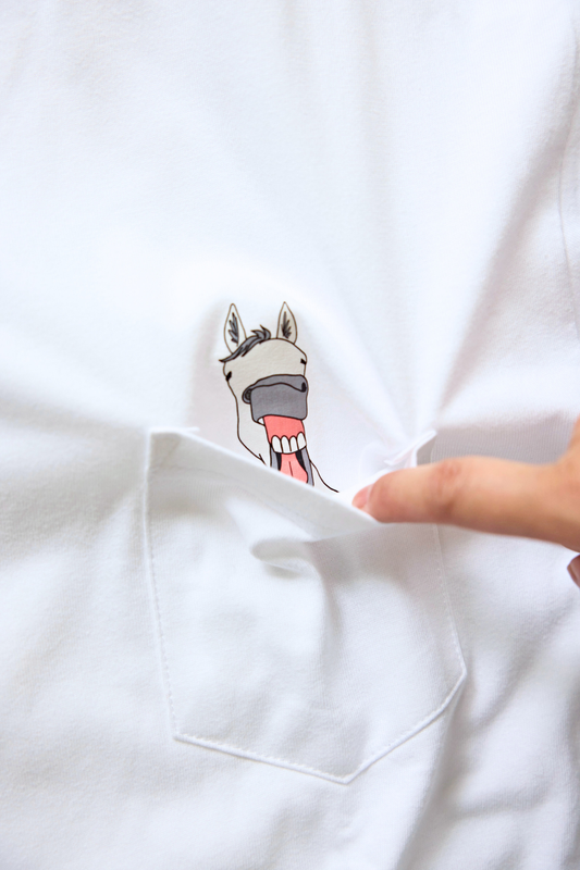 数量限定／［BIGTEE ］ポケットの中で隠れてあくびをするお馬ちゃん