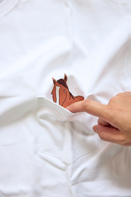 数量限定／［BIGTEE ］ポケットの中で隠れてあくびをするお馬ちゃん