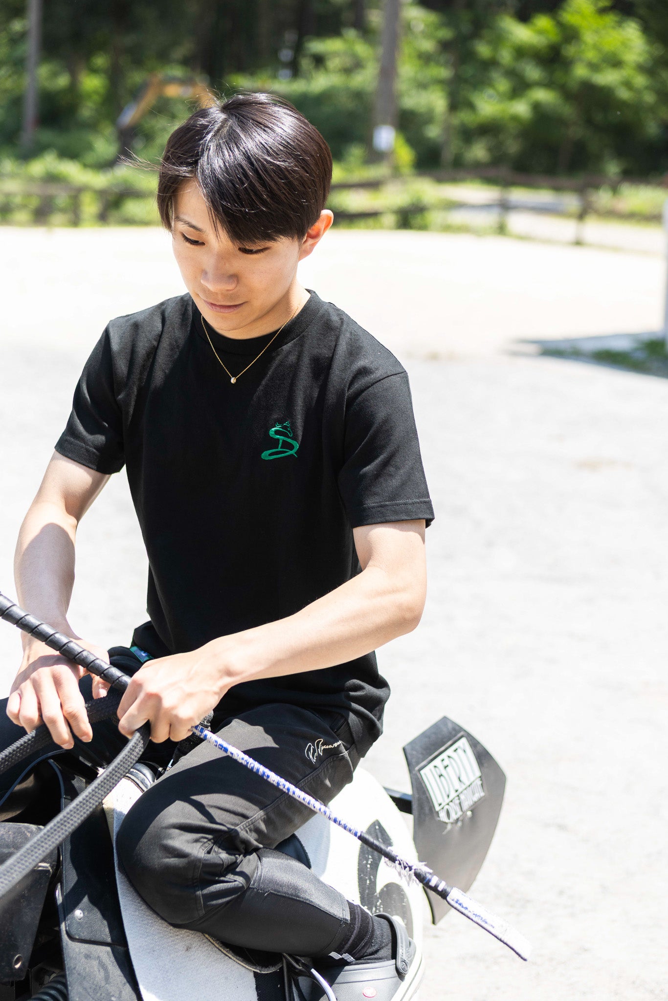 【佐々木大輔騎手】にんじんプレゼントTシャツ produced by HAYLIFE×Happy Horse Creators
