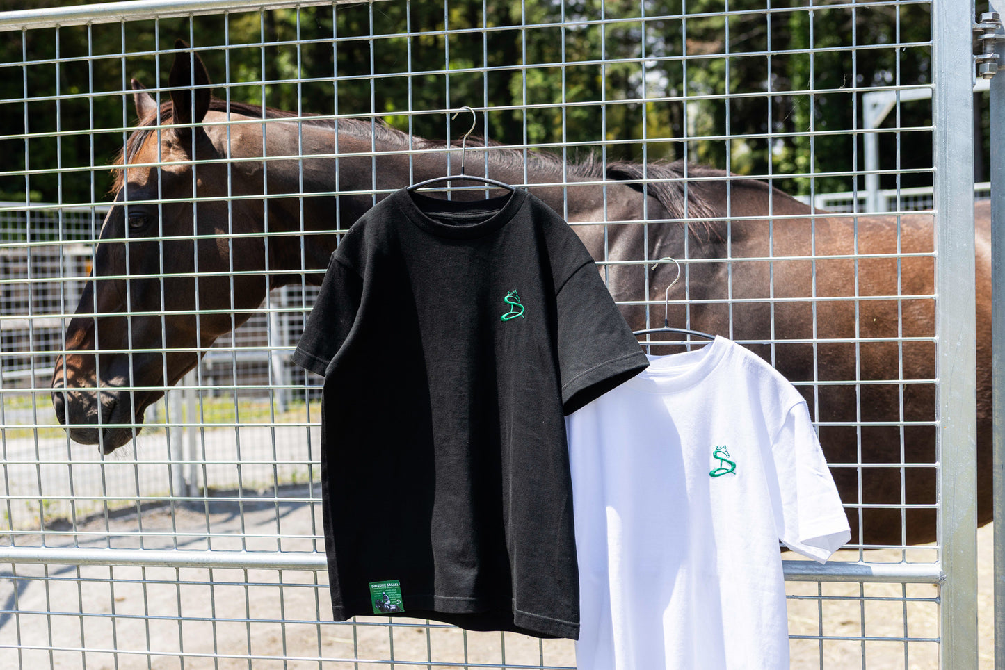 【佐々木大輔騎手】にんじんプレゼントTシャツ produced by HAYLIFE×Happy Horse Creators