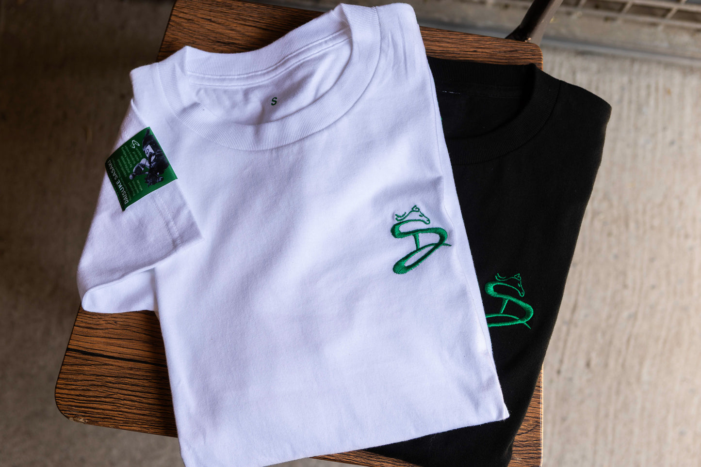 【佐々木大輔騎手】にんじんプレゼントTシャツ produced by HAYLIFE×Happy Horse Creators