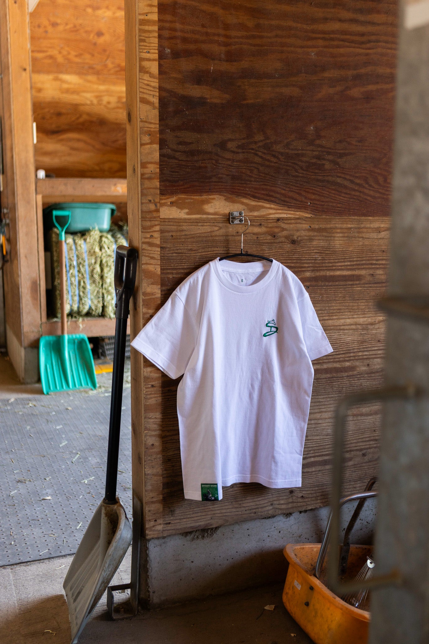 【佐々木大輔騎手】にんじんプレゼントTシャツ produced by HAYLIFE×Happy Horse Creators